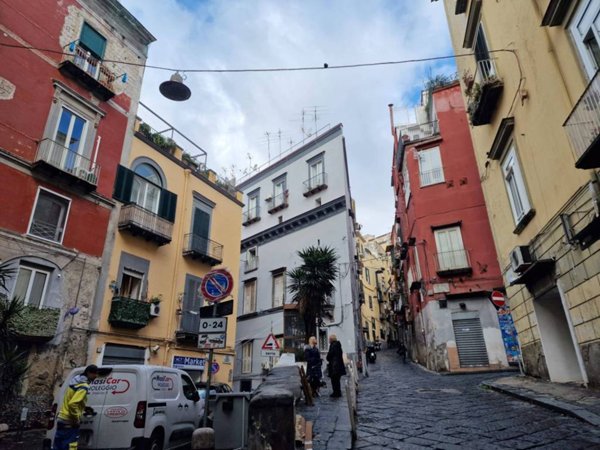 appartamento in vendita a Napoli in zona Chiaia