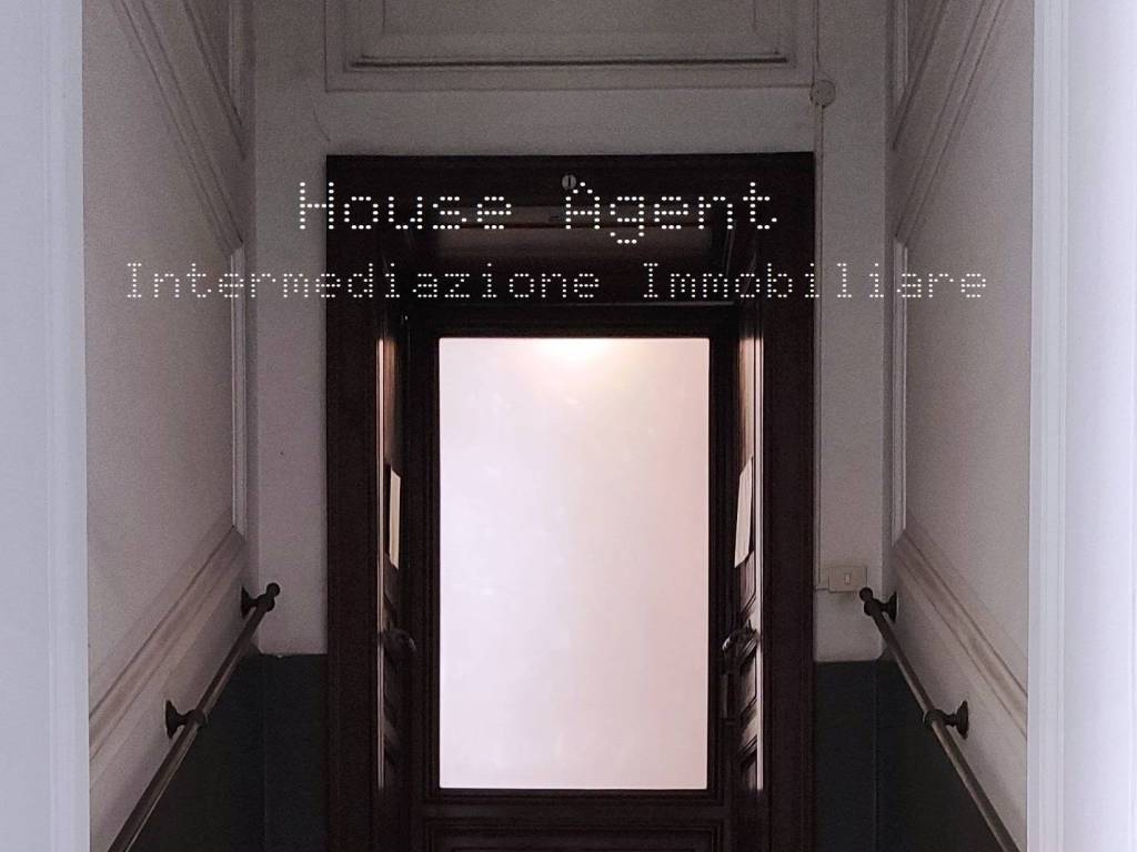 appartamento in vendita a Napoli in zona Chiaia