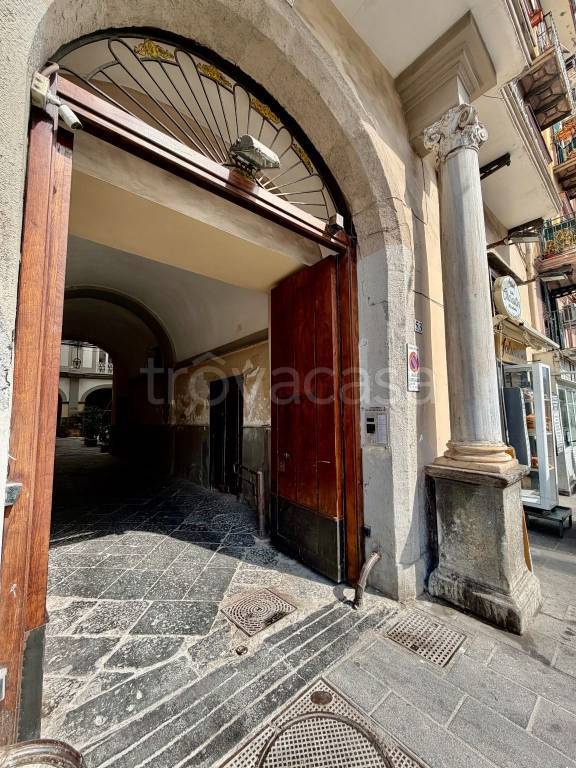 appartamento in vendita a Napoli in zona Chiaia