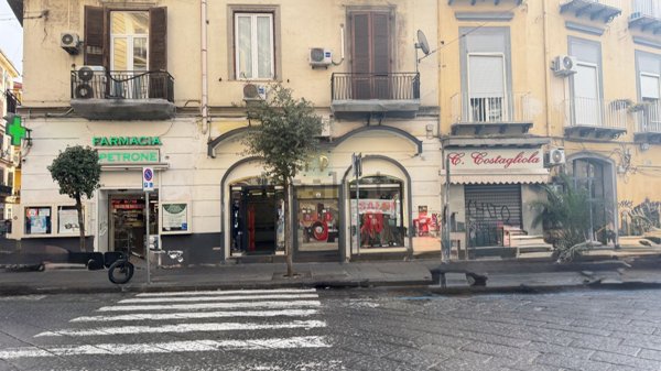 locale commerciale in vendita a Napoli in zona Pendino / San Giuseppe