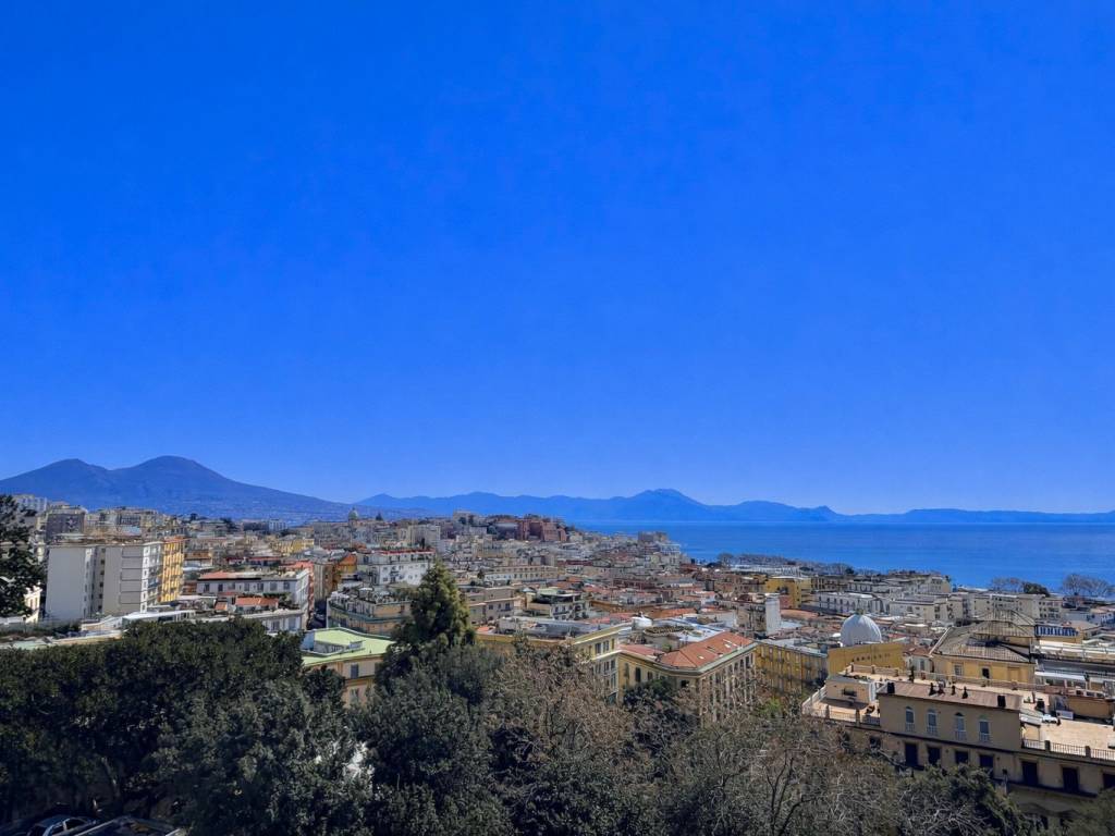 appartamento in vendita a Napoli in zona Chiaia