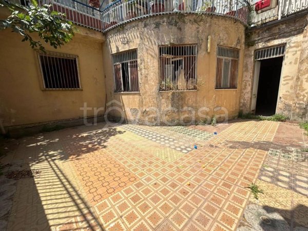 negozio in vendita a Napoli in zona Secondigliano