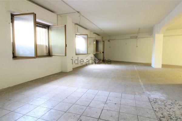 ufficio in vendita a Napoli in zona Secondigliano