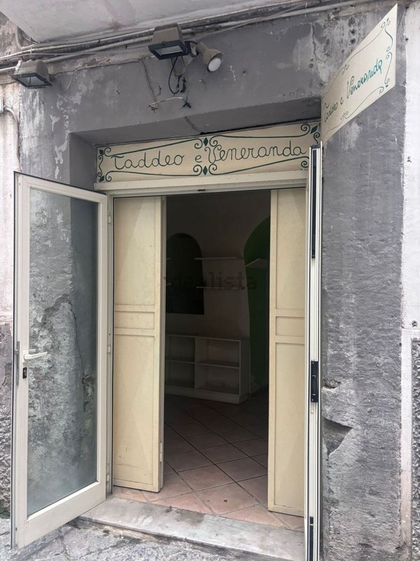 locale commerciale in vendita a Napoli in zona Chiaia