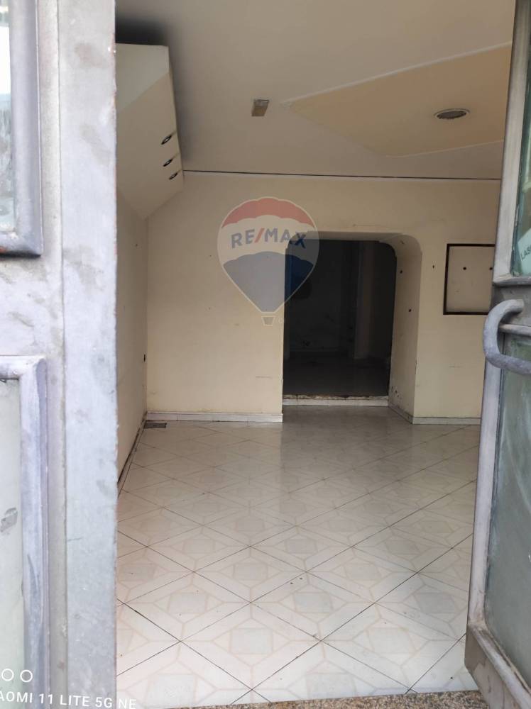 locale commerciale in vendita a Napoli in zona Capodichino