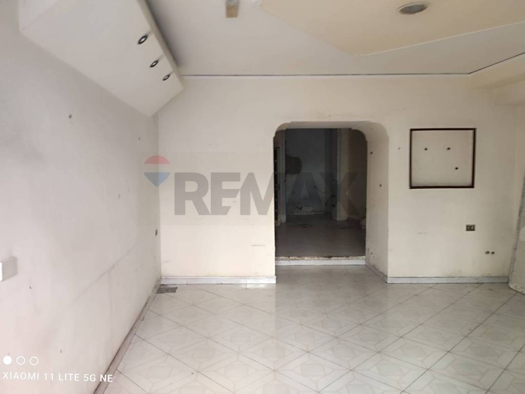 negozio in vendita a Napoli in zona San Carlo all'Arena