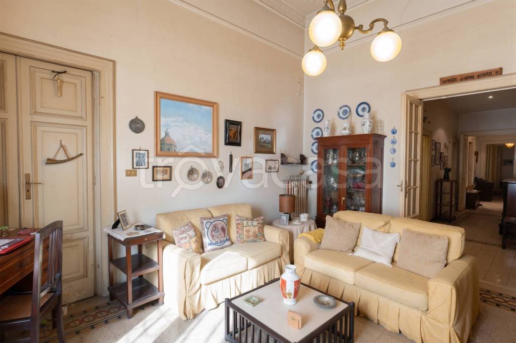 appartamento in vendita a Napoli in zona Chiaia