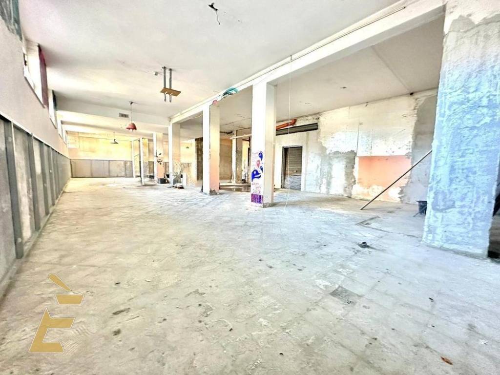 negozio in vendita a Napoli in zona Piscinola