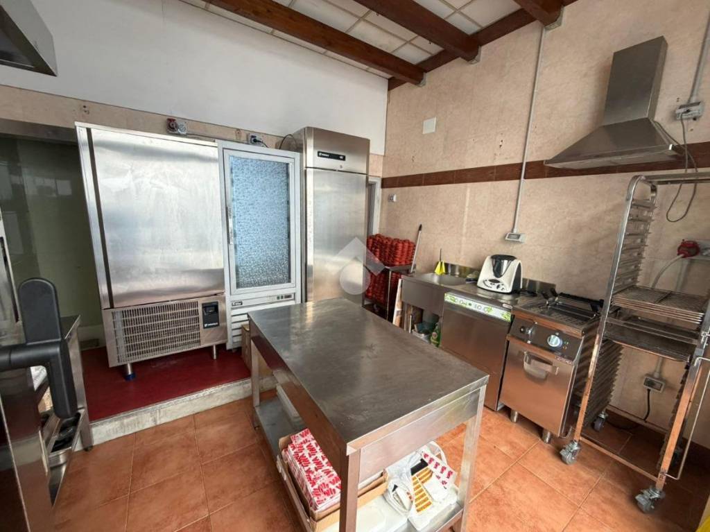 negozio in vendita a Napoli in zona Chiaia