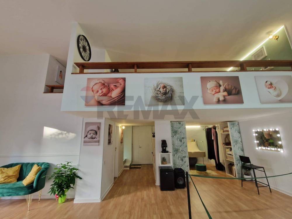 locale commerciale in vendita a Napoli in zona Capodimonte / Colli Aminei