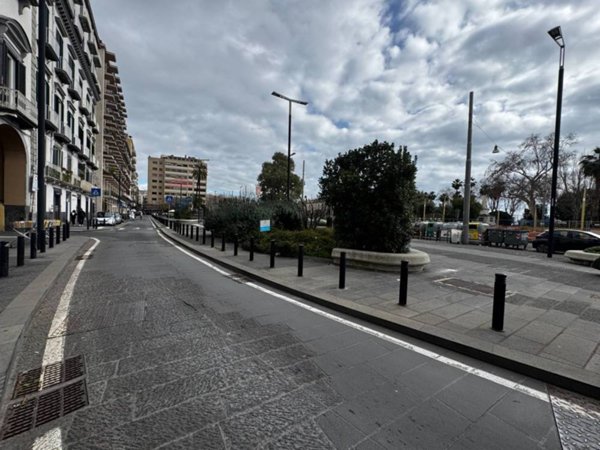 locale commerciale in vendita a Napoli in zona Chiaia