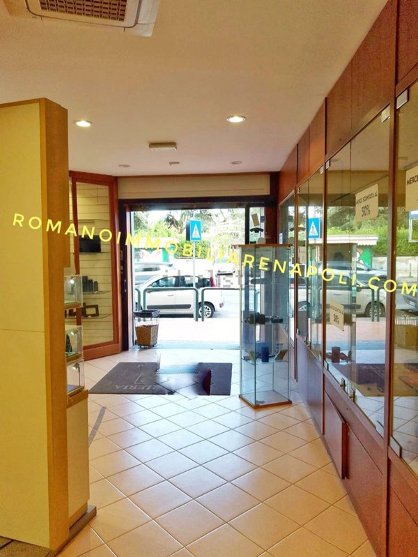 locale commerciale in vendita a Napoli in zona Bagnoli