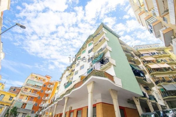 appartamento in vendita a Napoli in zona San Carlo all'Arena