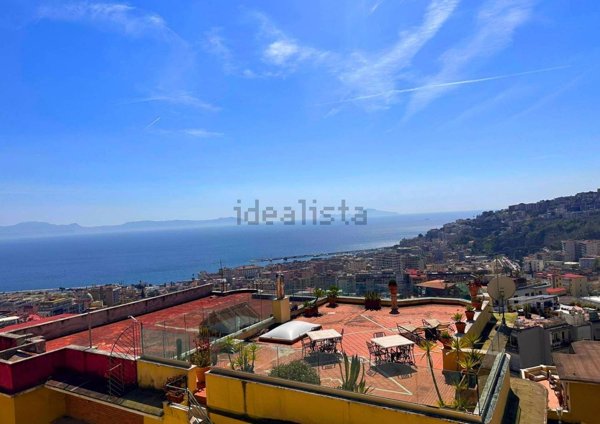 locale commerciale in vendita a Napoli in zona Vomero