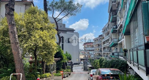 appartamento in vendita a Napoli in zona San Carlo all'Arena