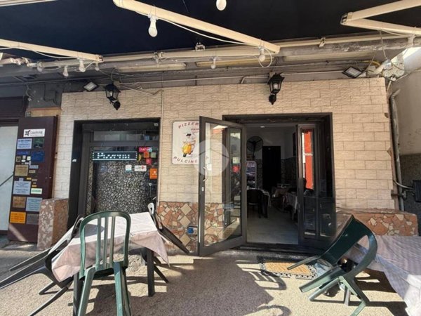 negozio in vendita a Napoli in zona Fuorigrotta