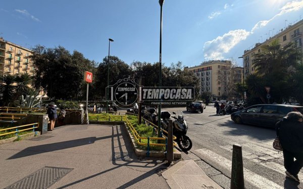 locale commerciale in vendita a Napoli in zona Arenella