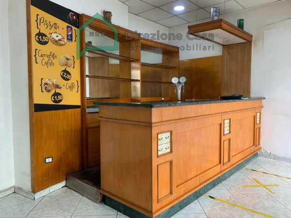 negozio in vendita a Napoli in zona San Carlo all'Arena