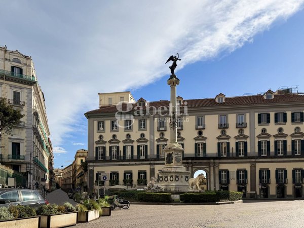 locale commerciale in vendita a Napoli in zona Chiaia