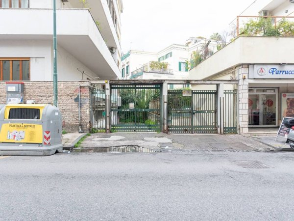 appartamento in vendita a Napoli in zona Chiaia