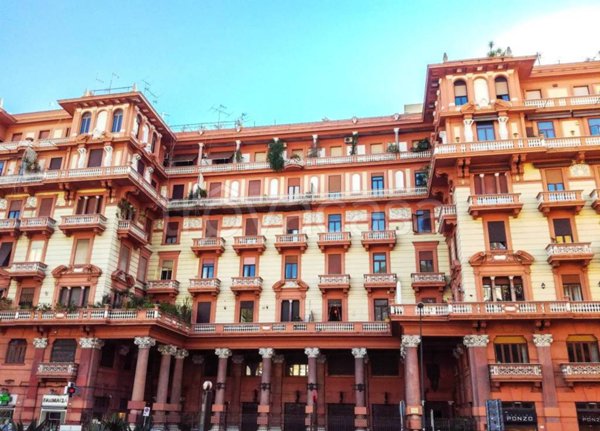 appartamento in vendita a Napoli in zona Chiaia