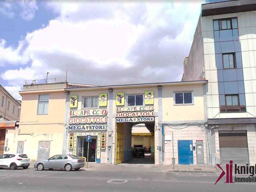 negozio in vendita a Napoli in zona Zona Industriale-Ferrovia