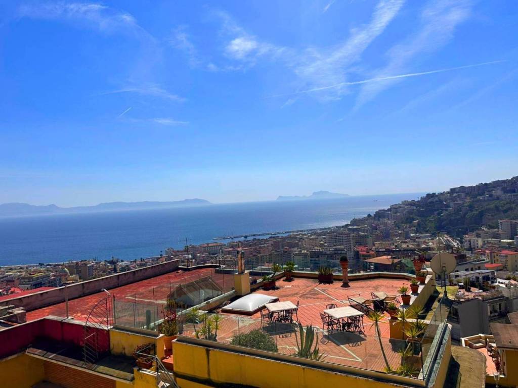 negozio in vendita a Napoli in zona Vomero