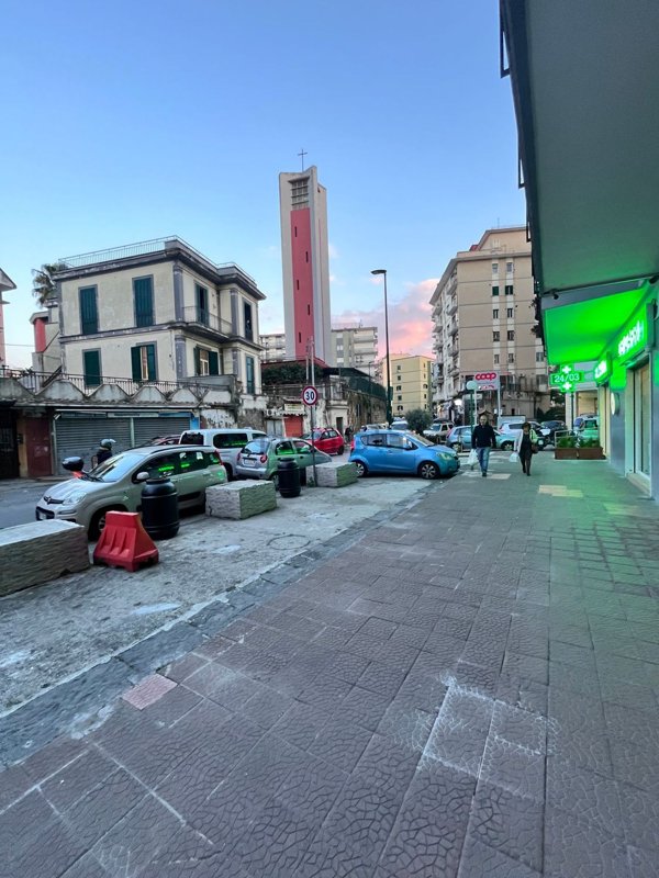 locale commerciale in vendita a Napoli in zona Arenella