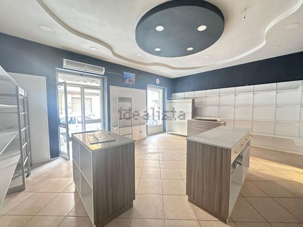 locale commerciale in vendita a Napoli in zona Secondigliano