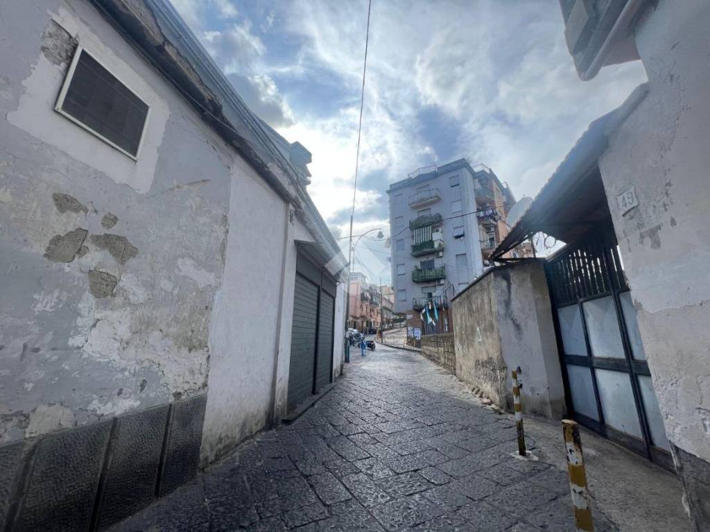 negozio in vendita a Napoli in zona Stella