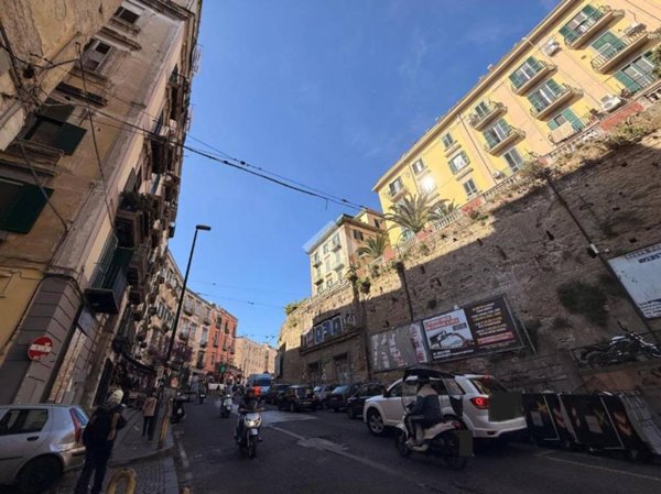 negozio in vendita a Napoli in zona Avvocata