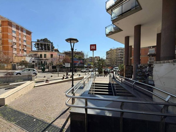 locale commerciale in vendita a Napoli in zona Camaldoli
