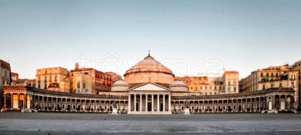 appartamento in vendita a Napoli in zona Chiaia