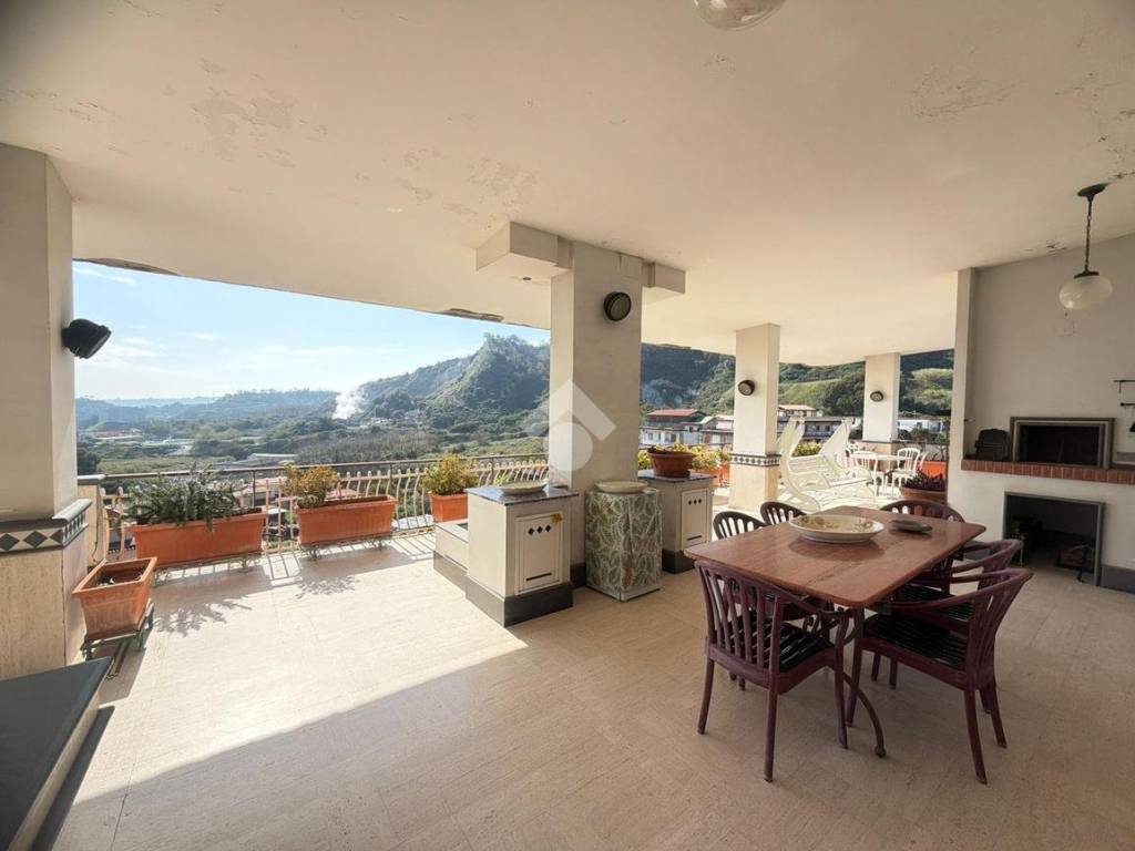 appartamento in vendita a Napoli in zona Bagnoli