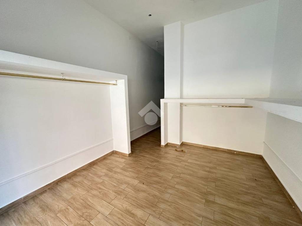 negozio in vendita a Napoli in zona Secondigliano