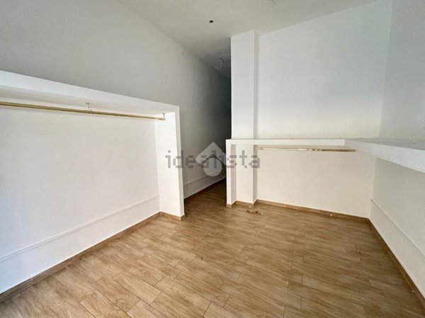 locale commerciale in vendita a Napoli in zona Secondigliano