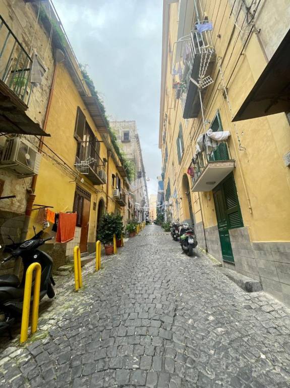 monolocale in vendita a Napoli in zona Chiaia