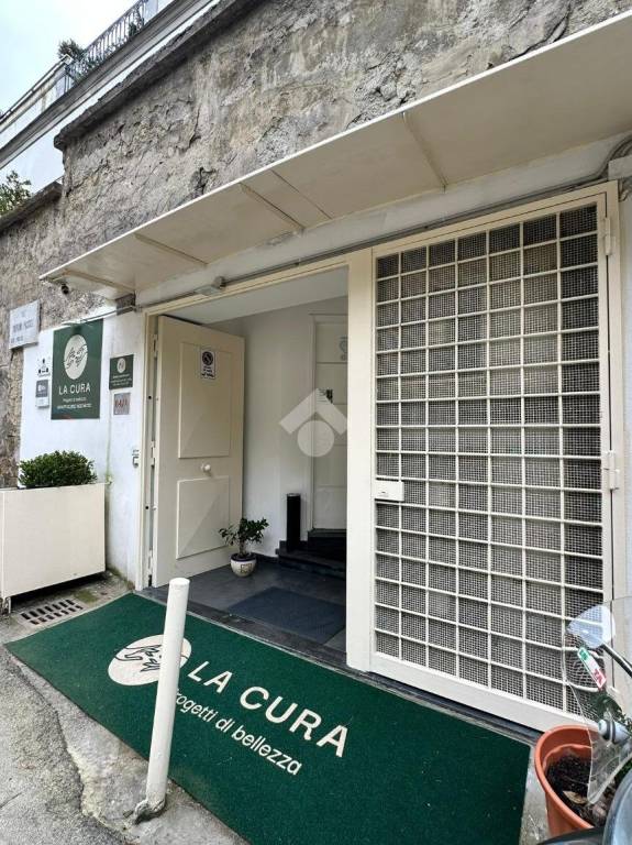 negozio in vendita a Napoli in zona Posillipo