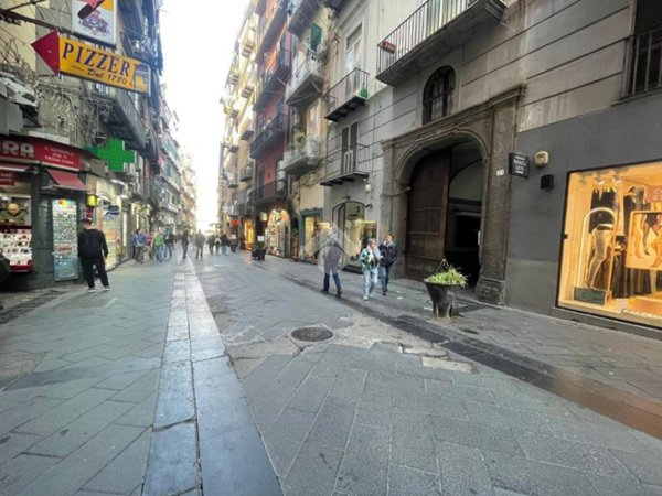negozio in vendita a Napoli in zona Chiaia