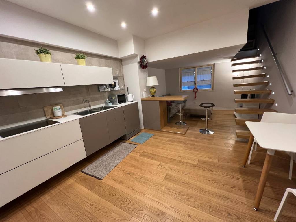 appartamento in vendita a Napoli in zona Chiaia