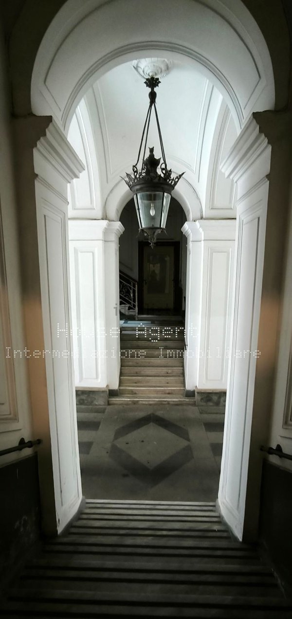 appartamento in vendita a Napoli in zona Chiaia