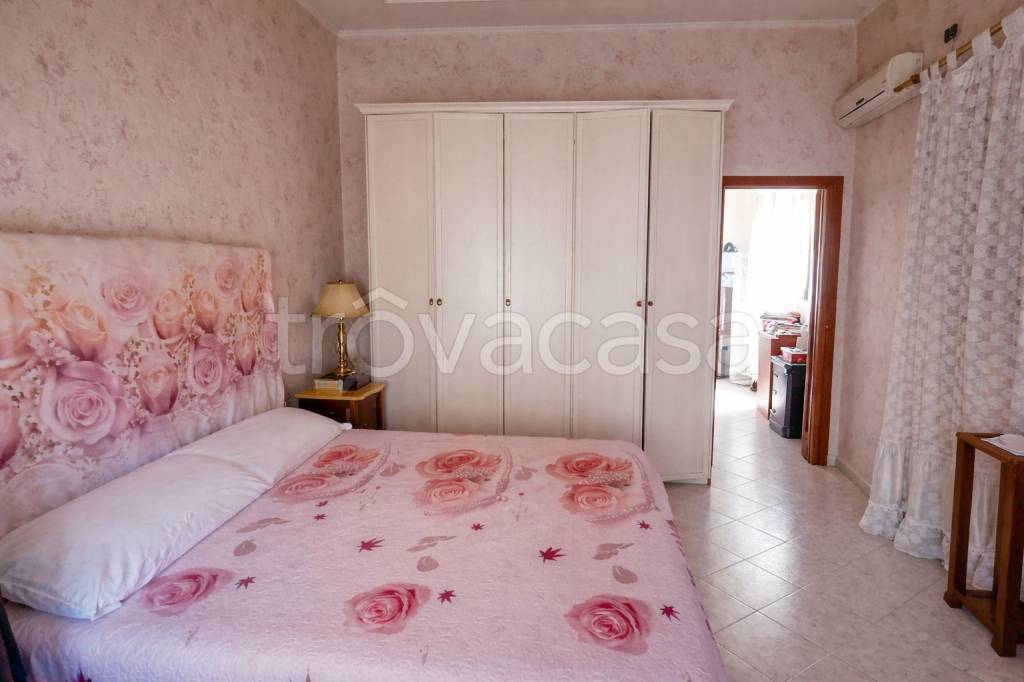 appartamento in vendita a Napoli in zona San Carlo all'Arena