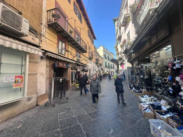 negozio in vendita a Napoli in zona Secondigliano