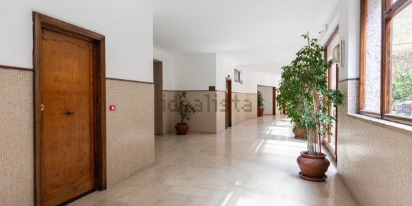 appartamento in vendita a Napoli in zona Chiaia