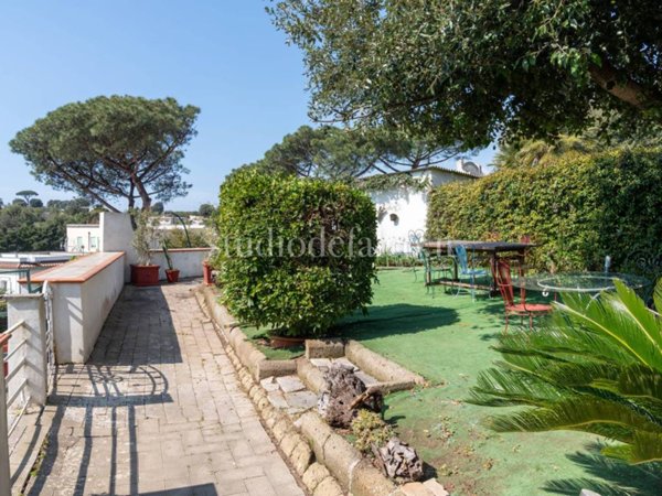 appartamento in vendita a Napoli in zona Posillipo