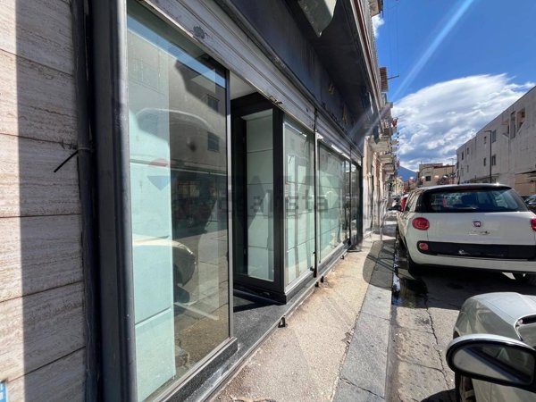 negozio in vendita a Napoli in zona Bagnoli
