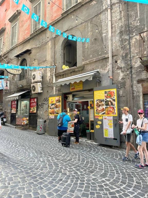 negozio in vendita a Napoli in zona San Lorenzo