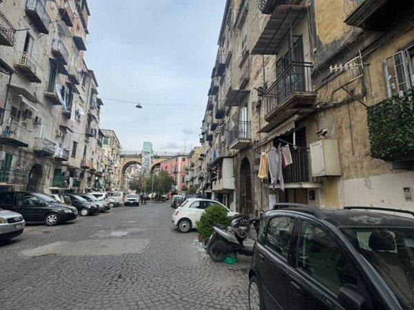locale commerciale in vendita a Napoli in zona Stella