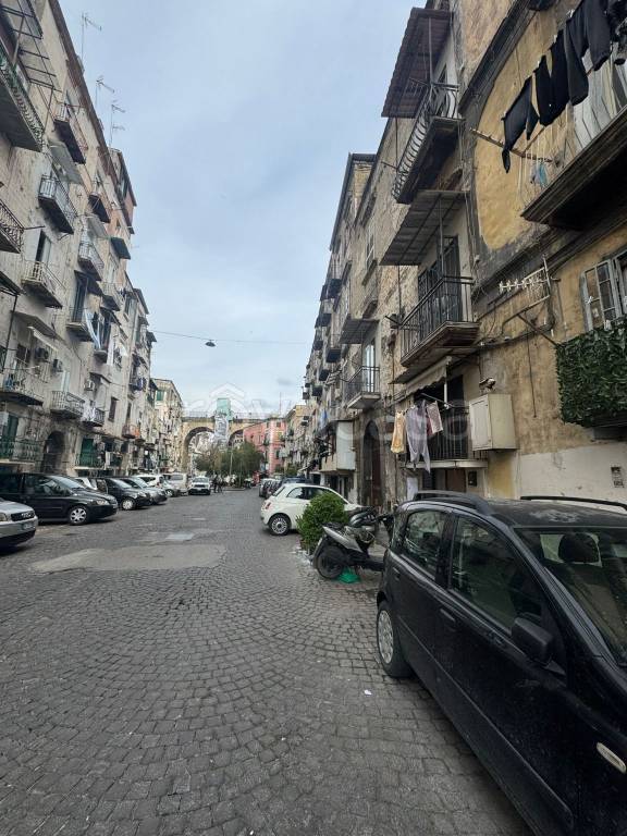 locale commerciale in vendita a Napoli in zona Stella