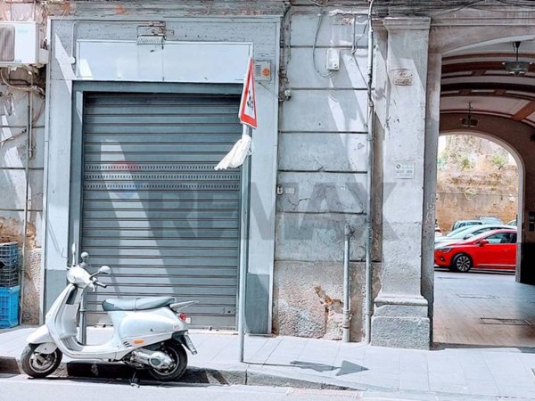 negozio in vendita a Napoli in zona Chiaia